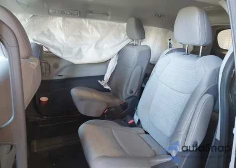 2021 Toyota Sienna Le z USA, uszkodzony, nr VIN 5TDKRKEC7MS003171